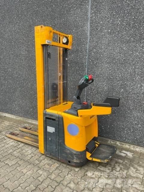 Jungheinrich ERC 216 自走式堆積機