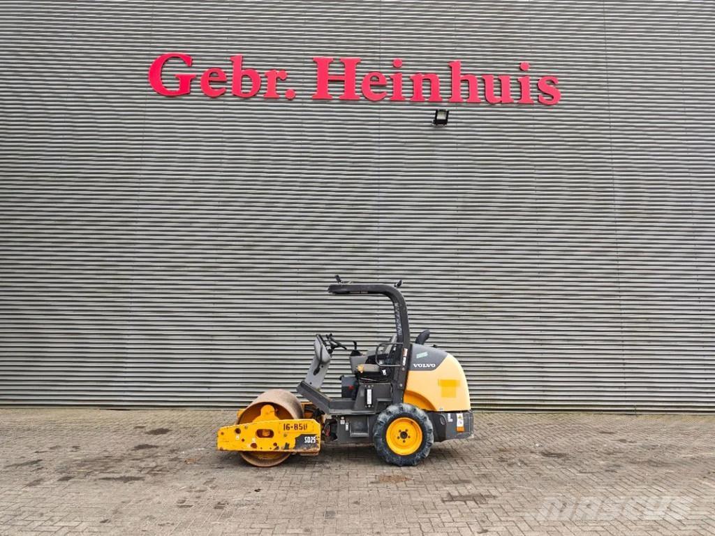 Volvo SD 25 膠輪滾壓機