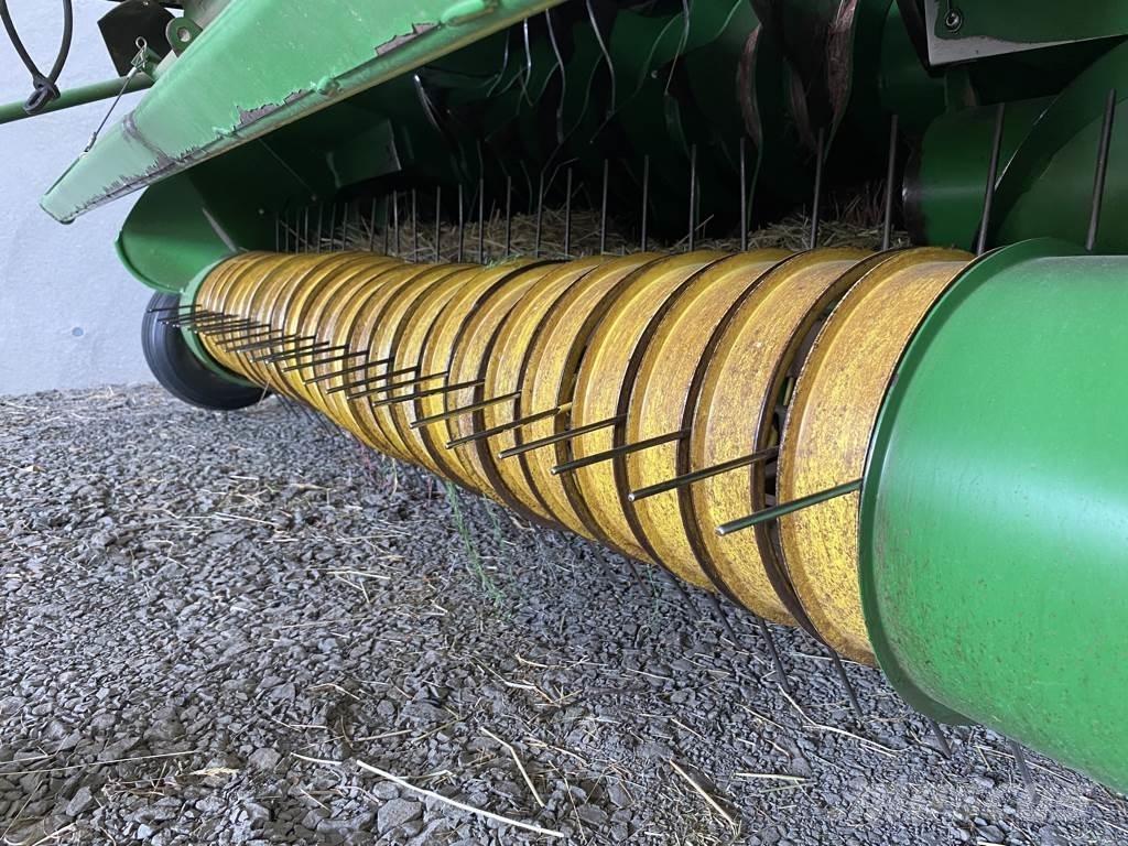 John Deere 568 圓型牧草打包機