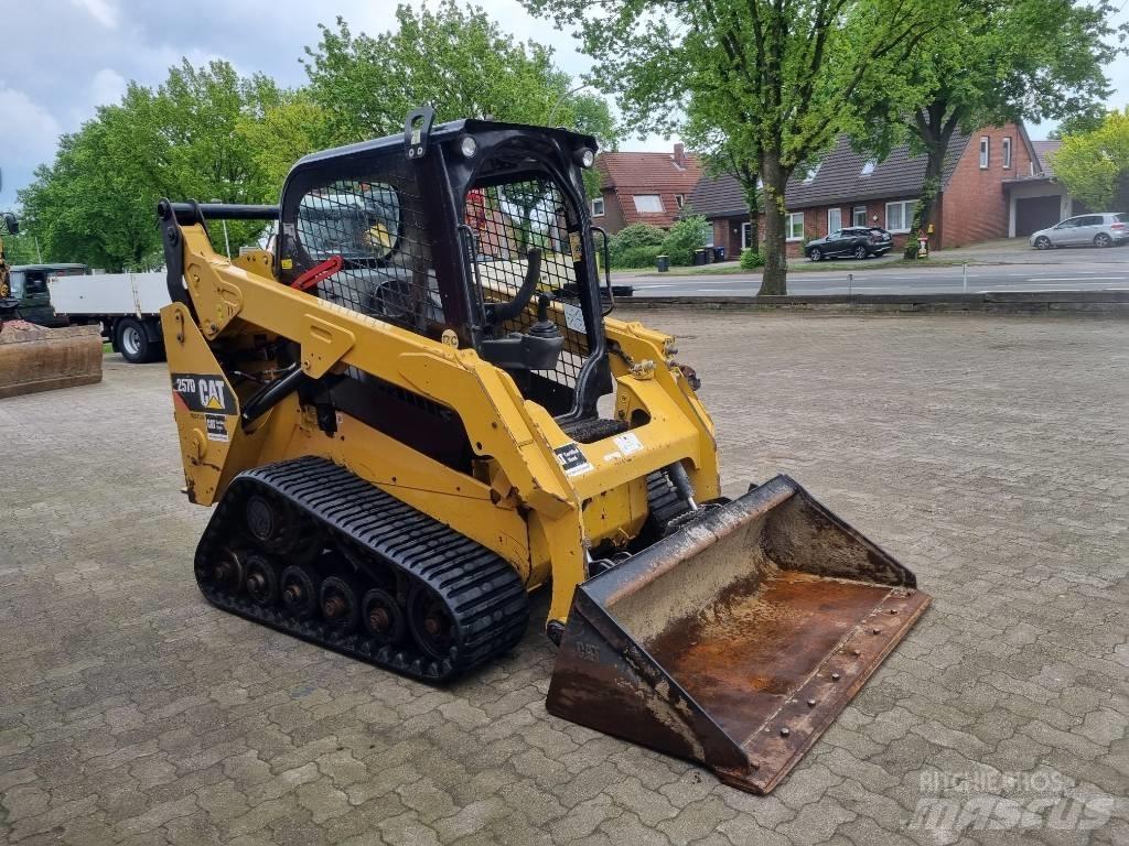 CAT 257 D 滑移轉向裝載機