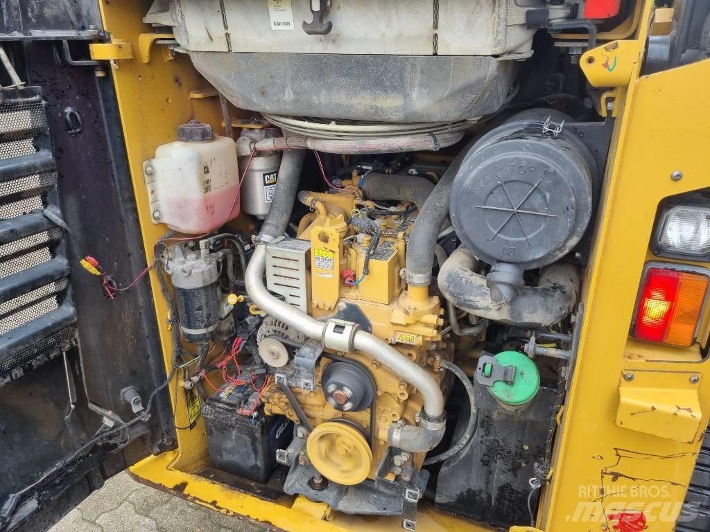CAT 257 D 滑移轉向裝載機