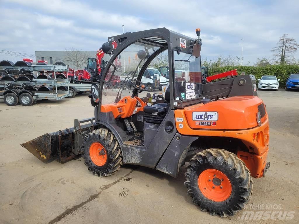 Ausa T 144 H 伸縮臂操作車