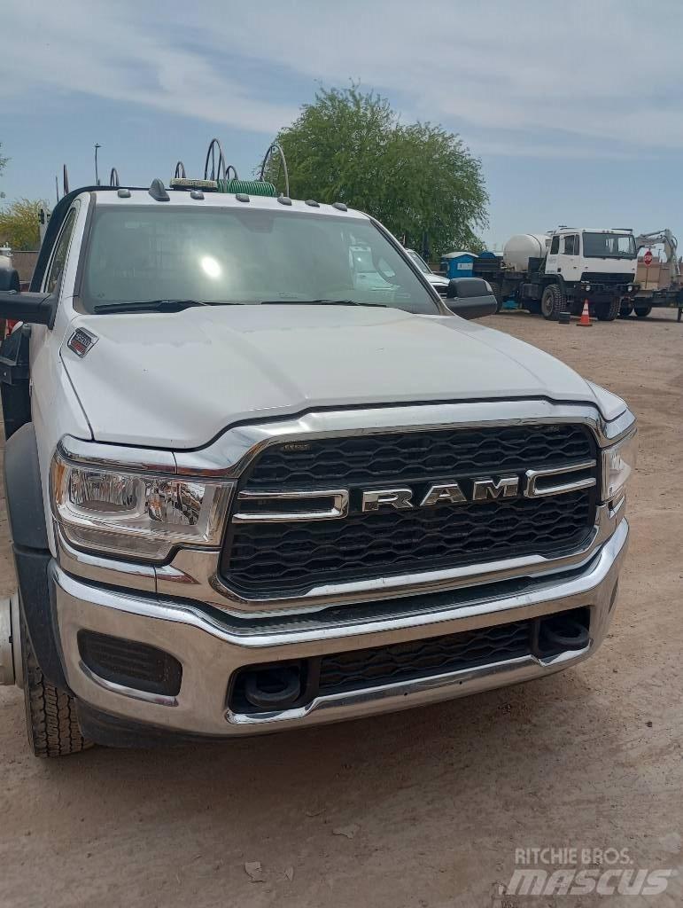 RAM 5500 平板式/側卸式卡車