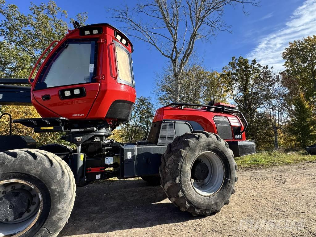 Komatsu 951 收穫機