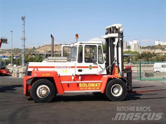 Svetruck 1875-33 貨櫃搬運機
