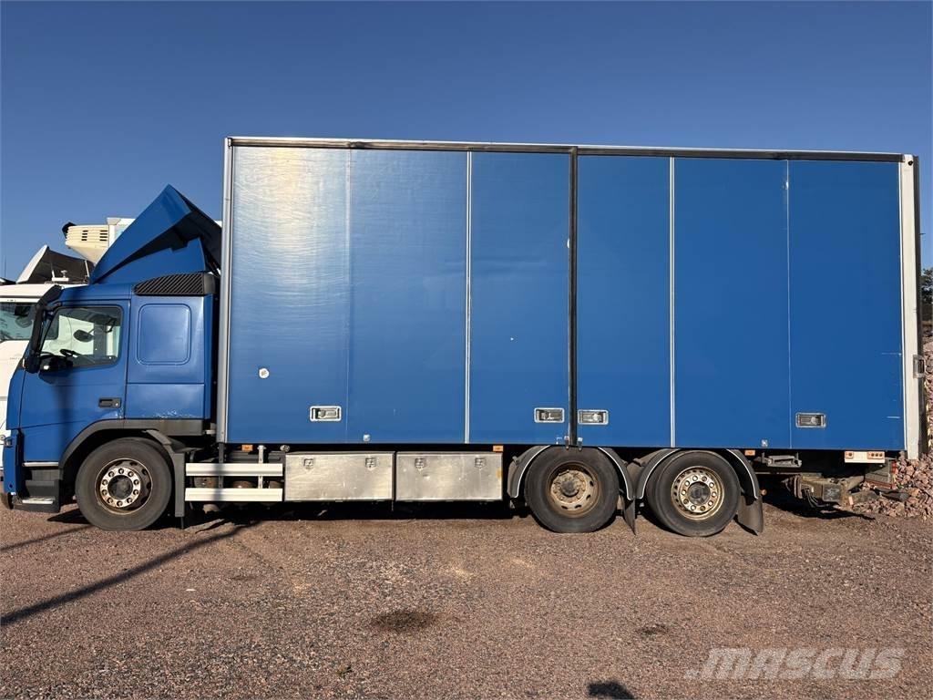 Volvo FM330 6x2 貨箱式卡車