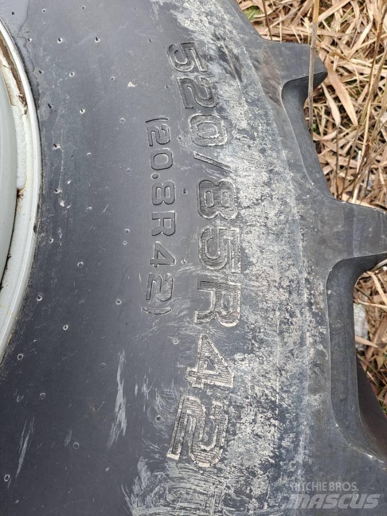  Paripyörät 520/85R42 輪胎、車輪和輪圈