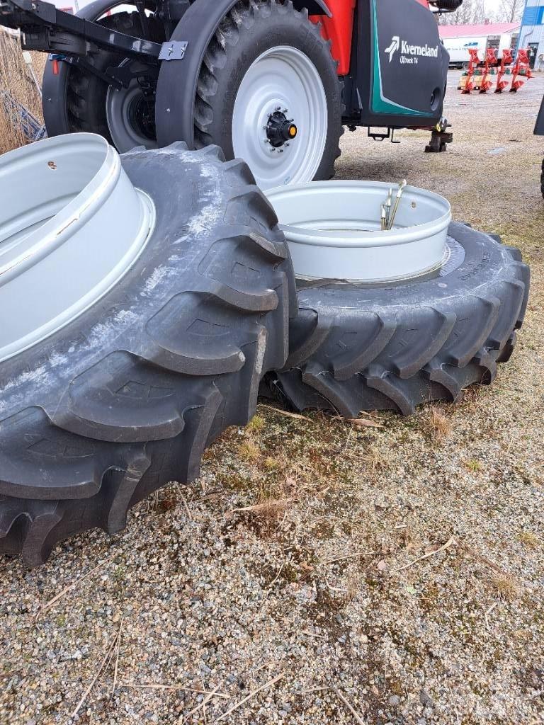  Paripyörät 520/85R42 輪胎、車輪和輪圈