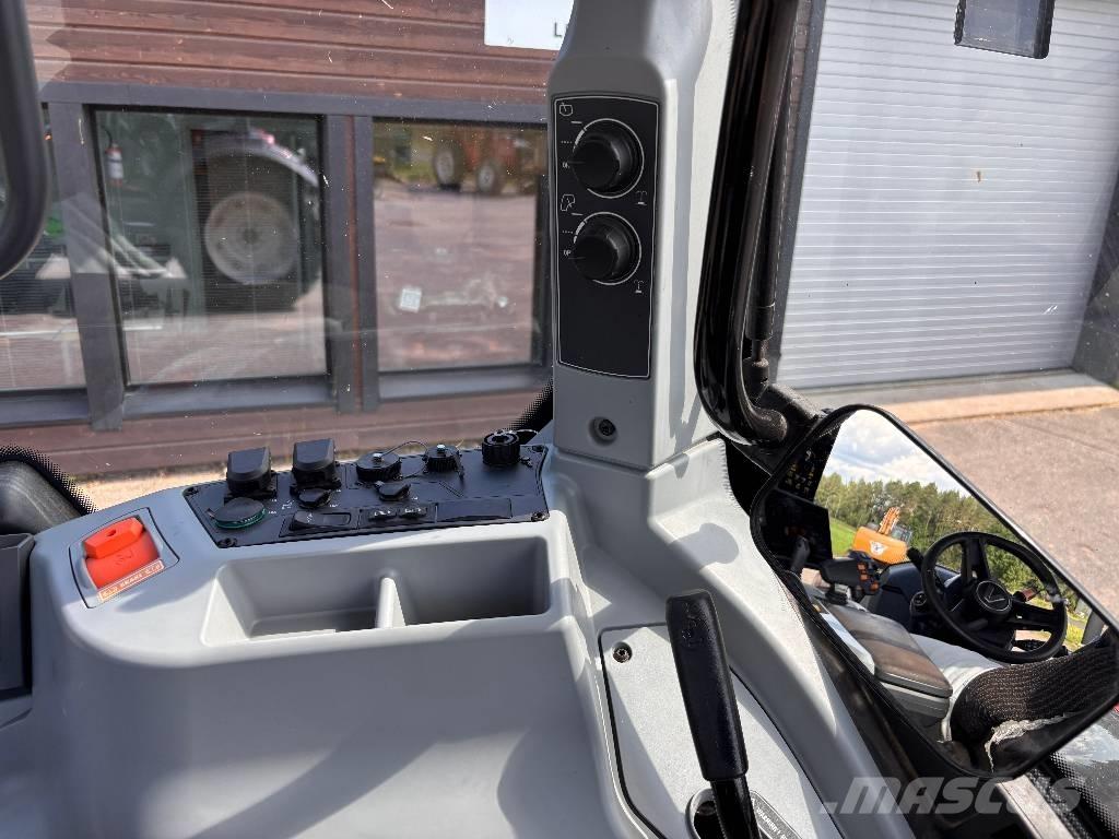 Valtra T 215 Versu 曳引機