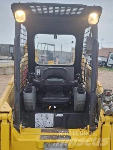 Komatsu SK815 小型裝載機