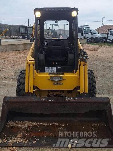 Komatsu SK815 小型裝載機
