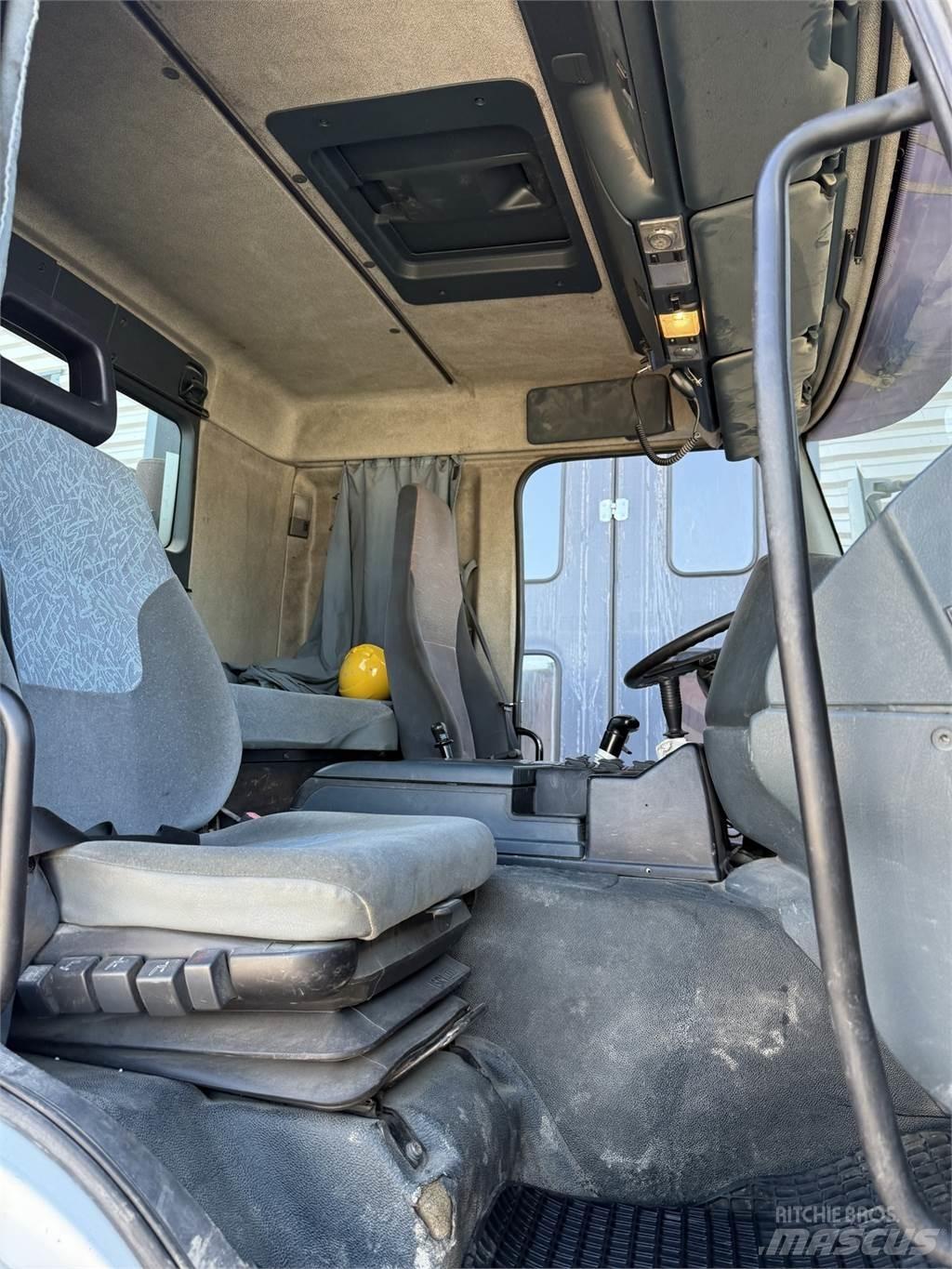 Sisu E12M 8x2 傾卸式卡車