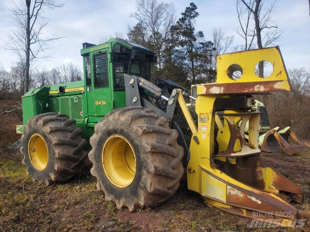 John Deere 843 K 伐木歸堆機