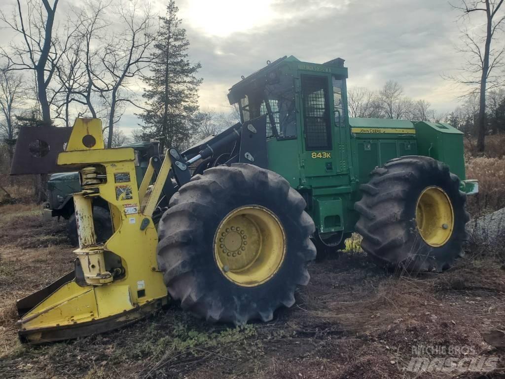 John Deere 843 K 伐木歸堆機