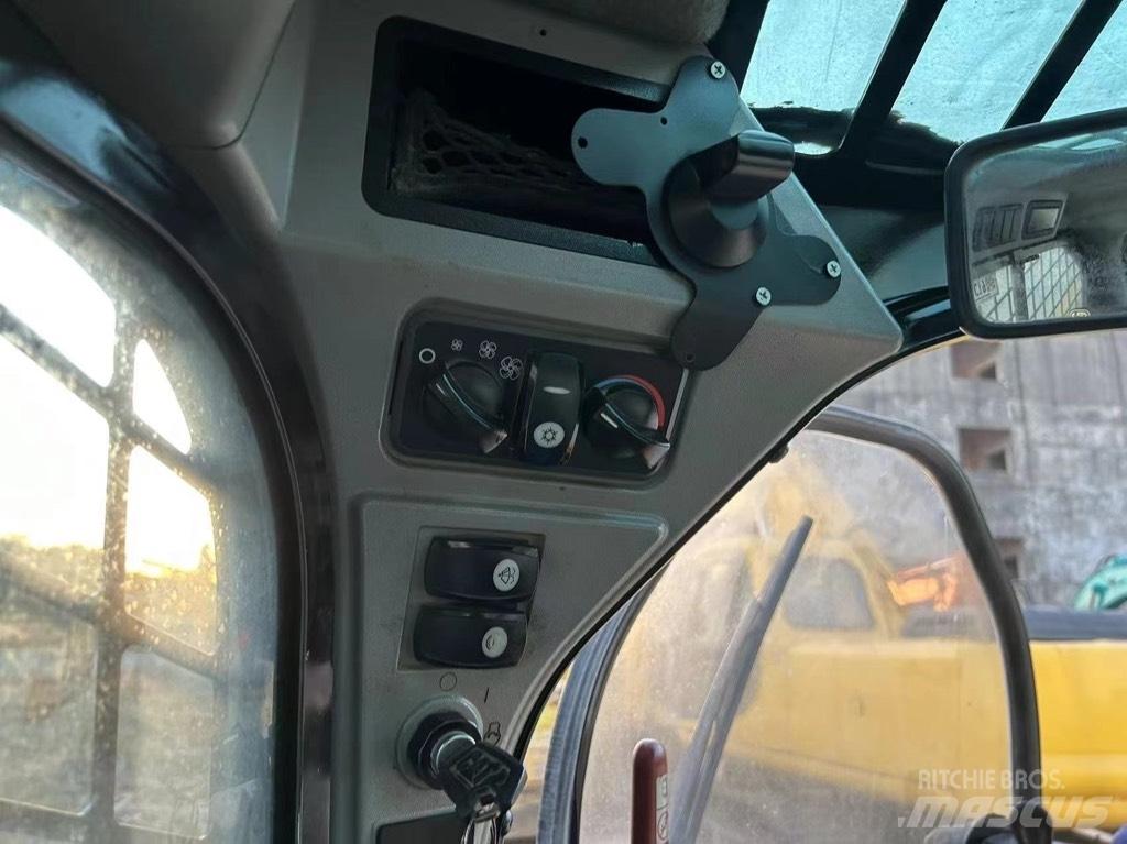 CAT 246 D 滑移轉向裝載機