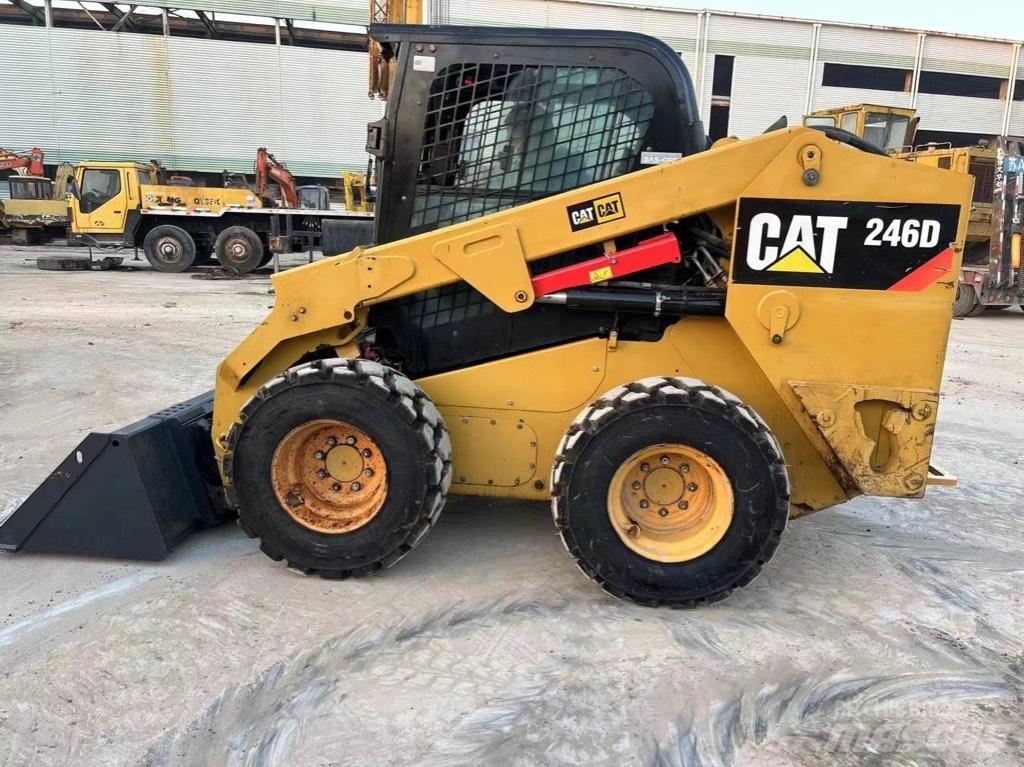 CAT 246 D 滑移轉向裝載機