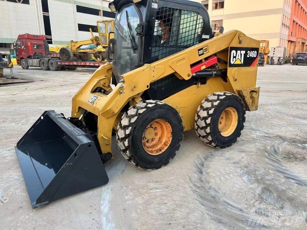 CAT 246 D 滑移轉向裝載機
