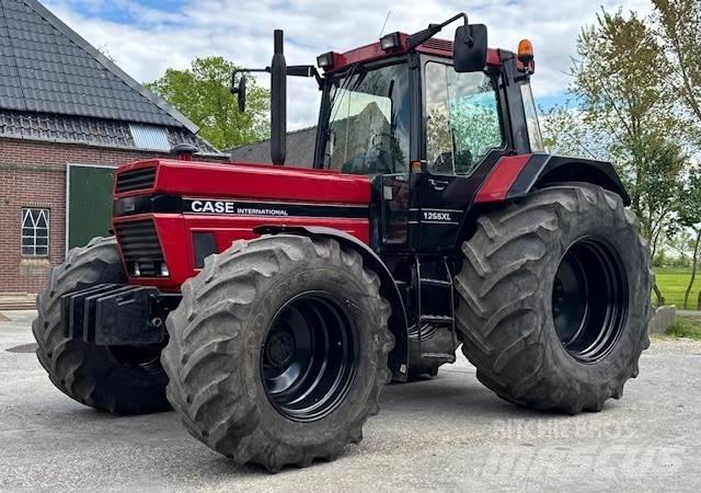 Case IH 1255 XL 曳引機