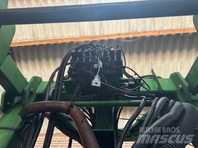 John Deere 832 自走式噴霧機