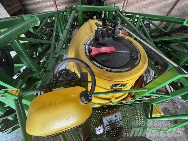 John Deere 832 自走式噴霧機