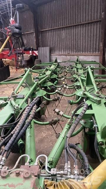 Krone KWT 15.02/14 耙與翻草機
