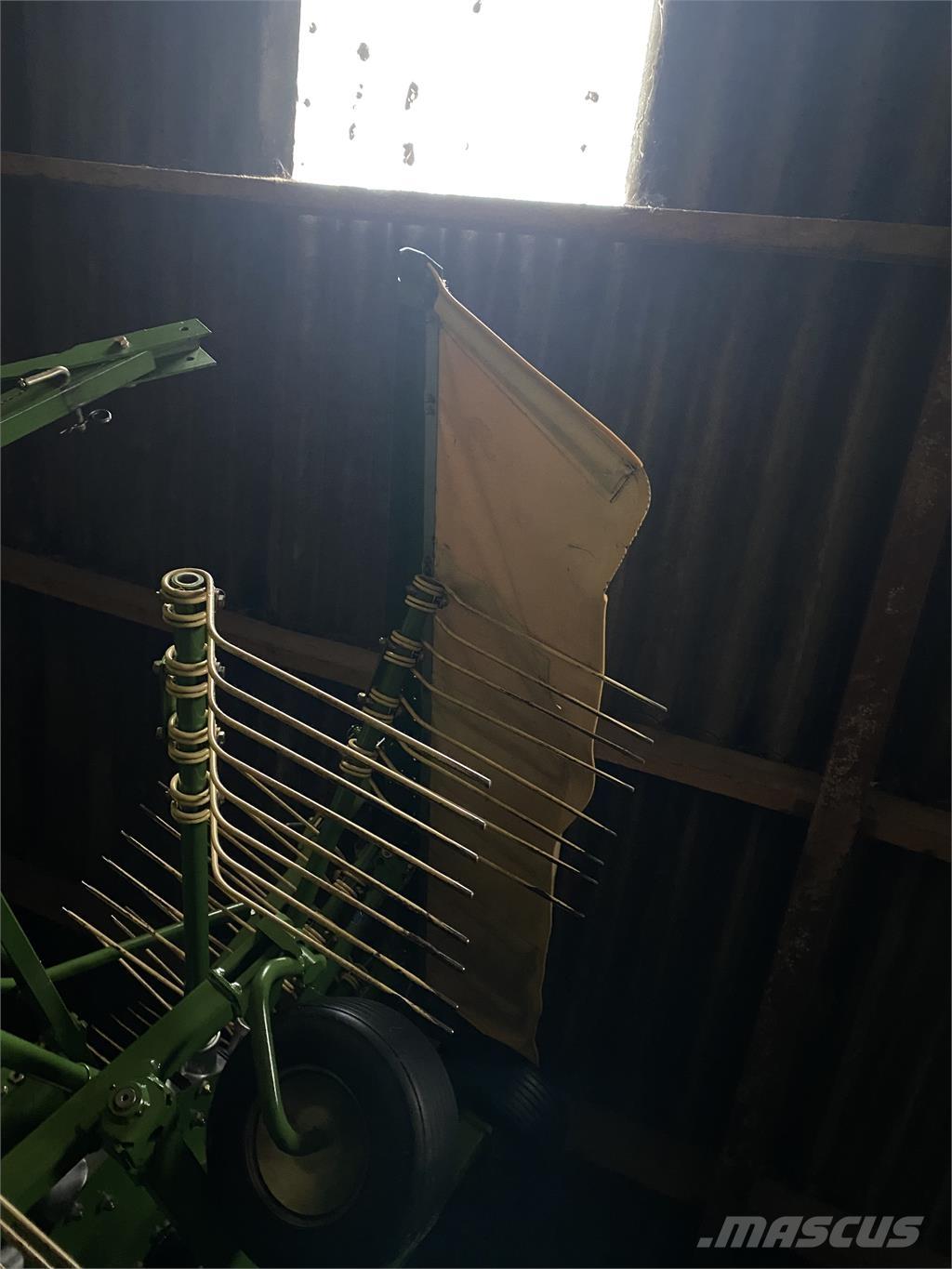 Krone Swadro 807 耙與翻草機