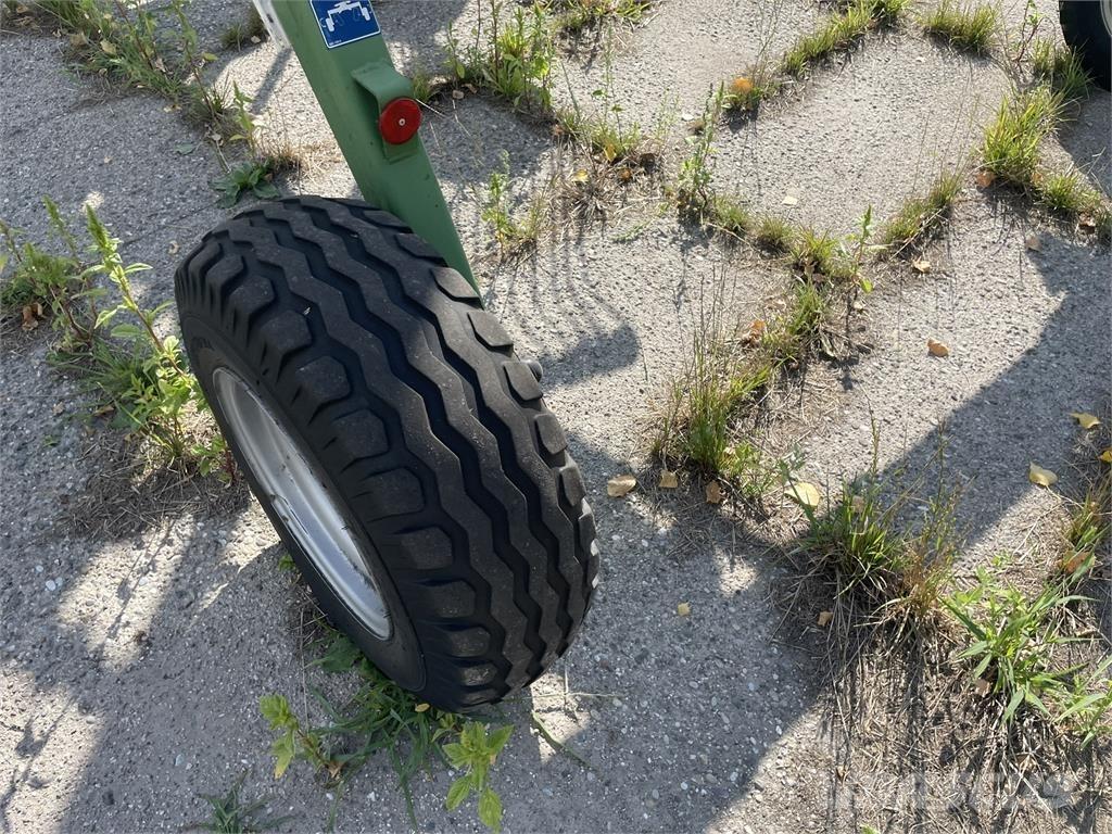 Krone Swadro 900 耙與翻草機