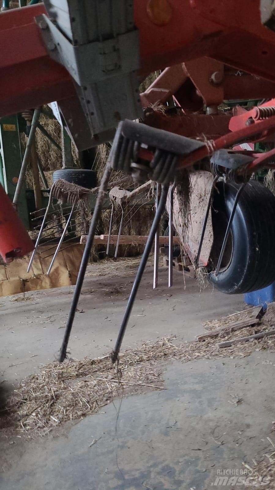 Kuhn GF 13002 耙與翻草機