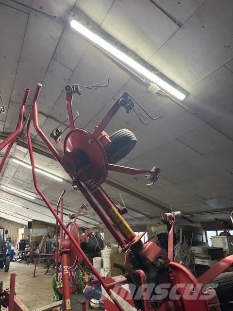 Lely Lotus 675 耙與翻草機