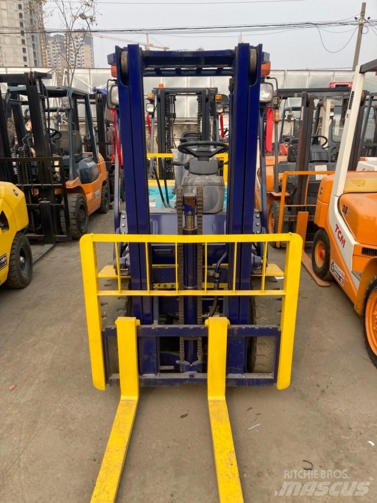 Komatsu FD25 柴油卡車
