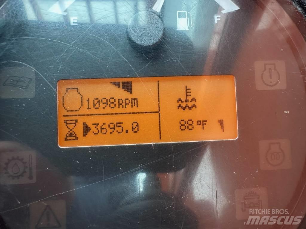 SkyTrak 8042 伸縮臂操作車