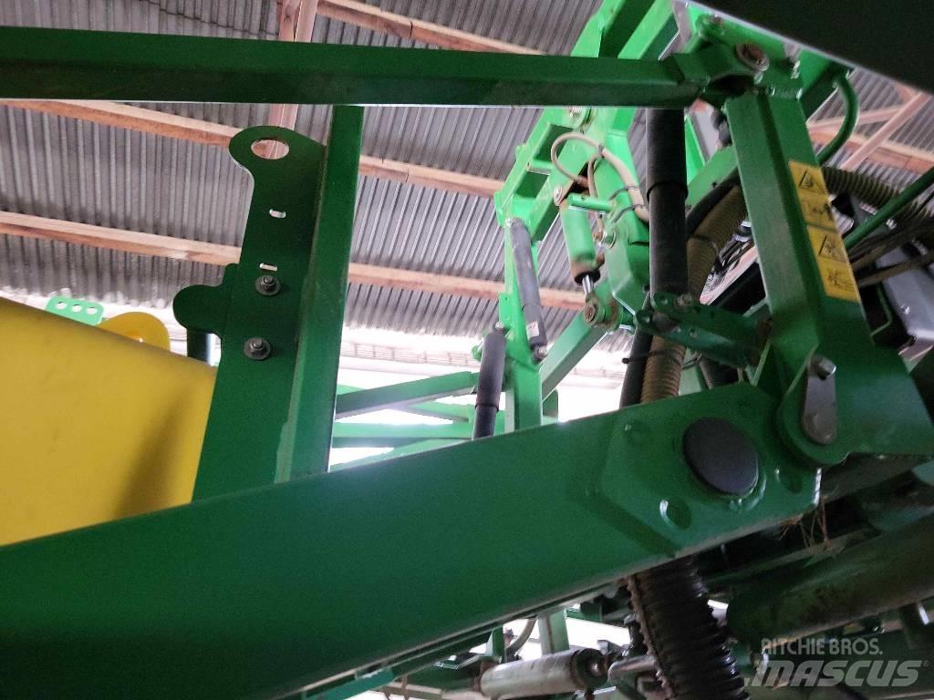 John Deere 732 牽引式噴霧機