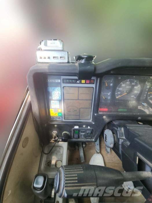 Kato MR 100 越野起重機