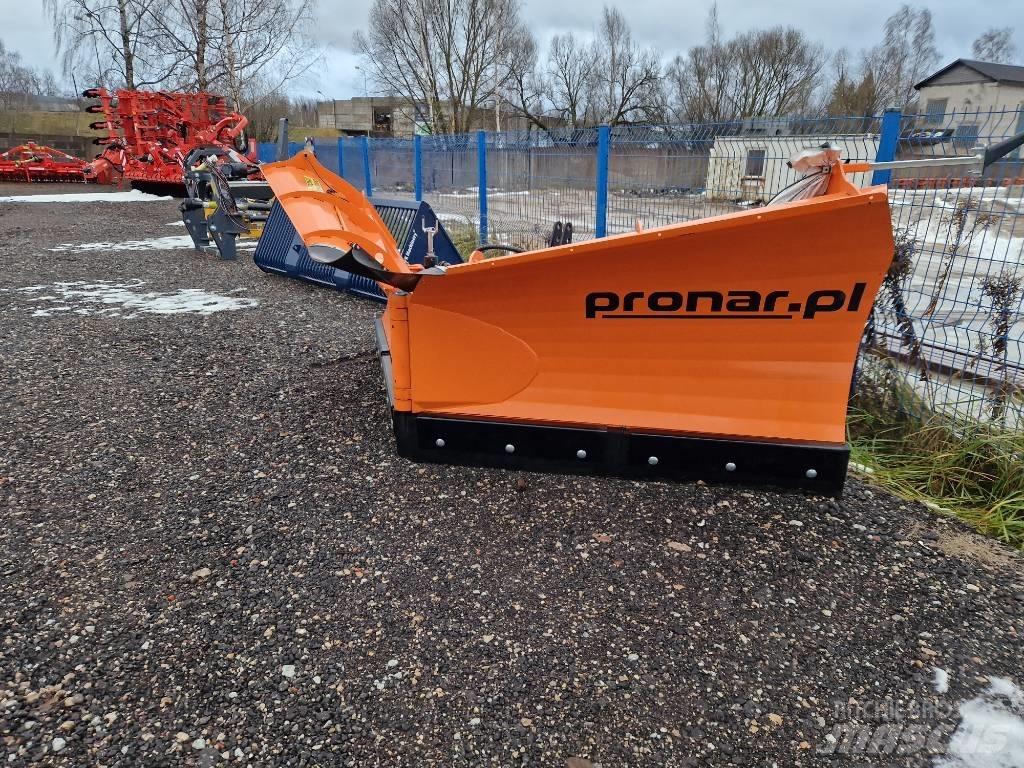 Pronar PUV 3600HD 刮雪板和犁