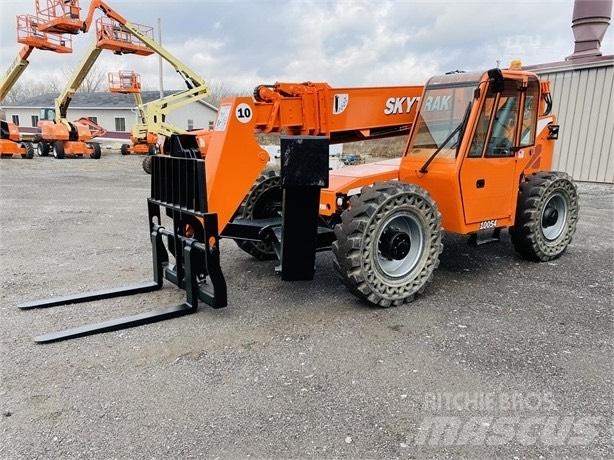 SkyTrak 10054 伸縮臂操作車