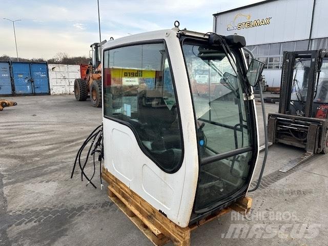 Liebherr R 317 CAB 駕駛室與內部