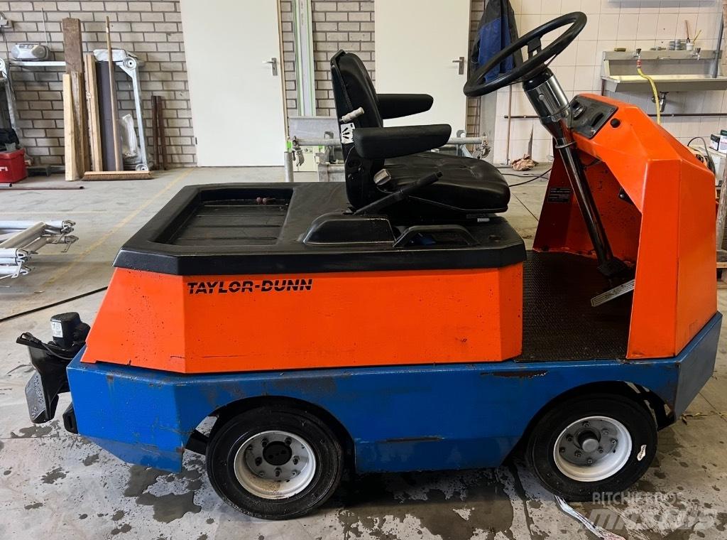 Taylor-Dunn C425 牽引車