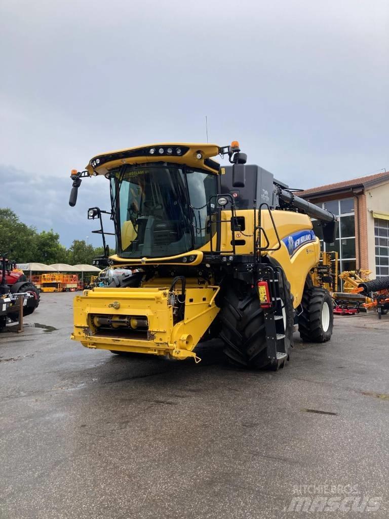 New Holland CR 8.90 聯合收穫機