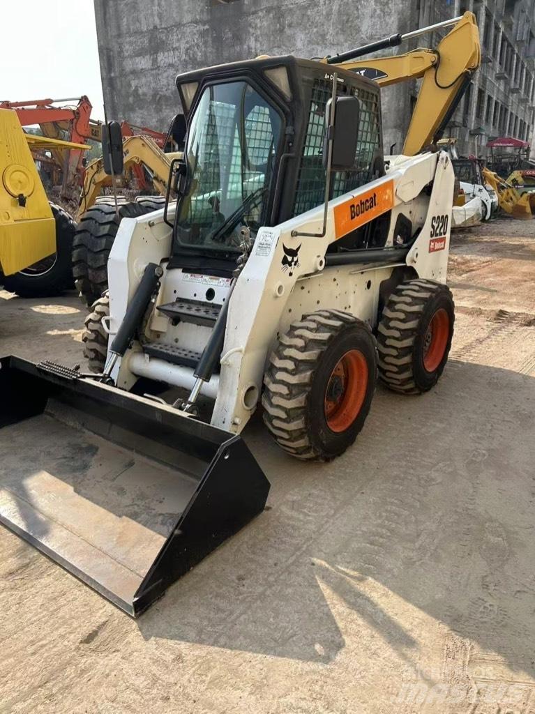 Bobcat S 220 滑移轉向裝載機