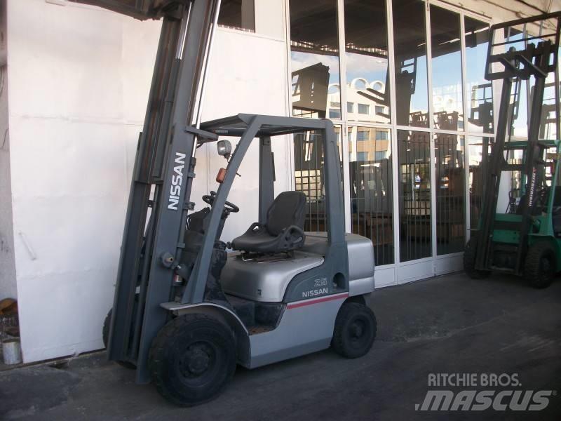 Nissan PL02A25 液化石油氣LPG卡車