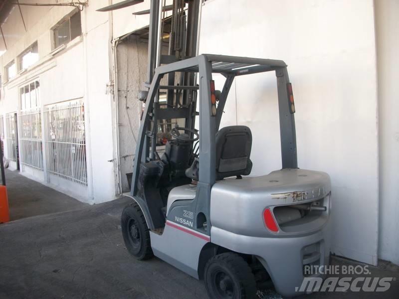 Nissan PL02A25 液化石油氣LPG卡車