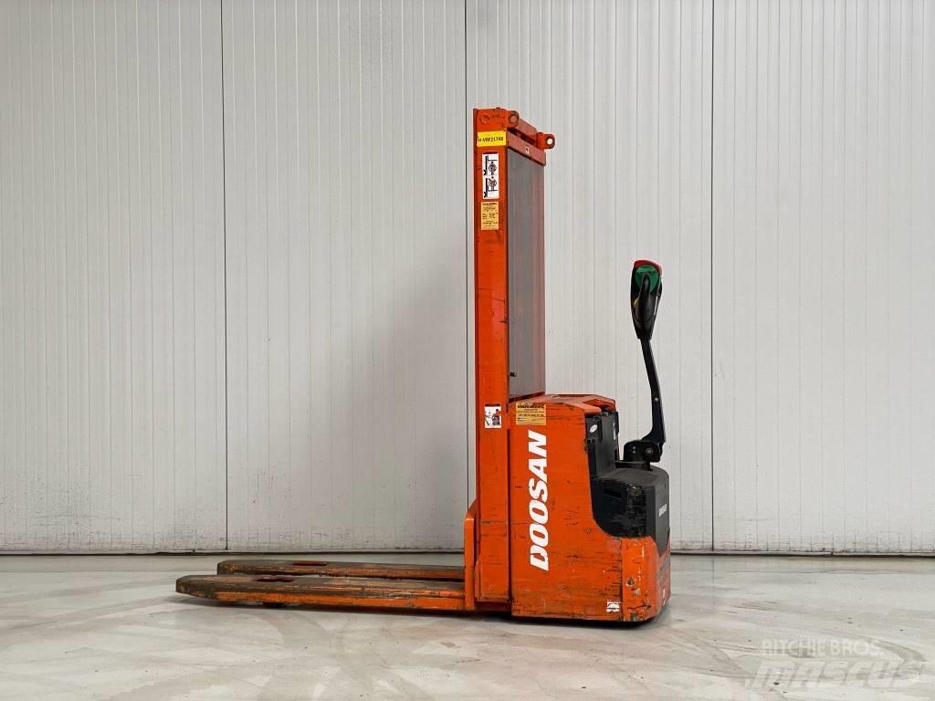 Doosan LEDS12.5C 行走控制式堆積機