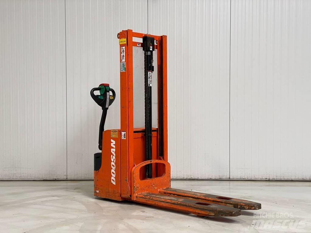 Doosan LEDS12.5C 行走控制式堆積機