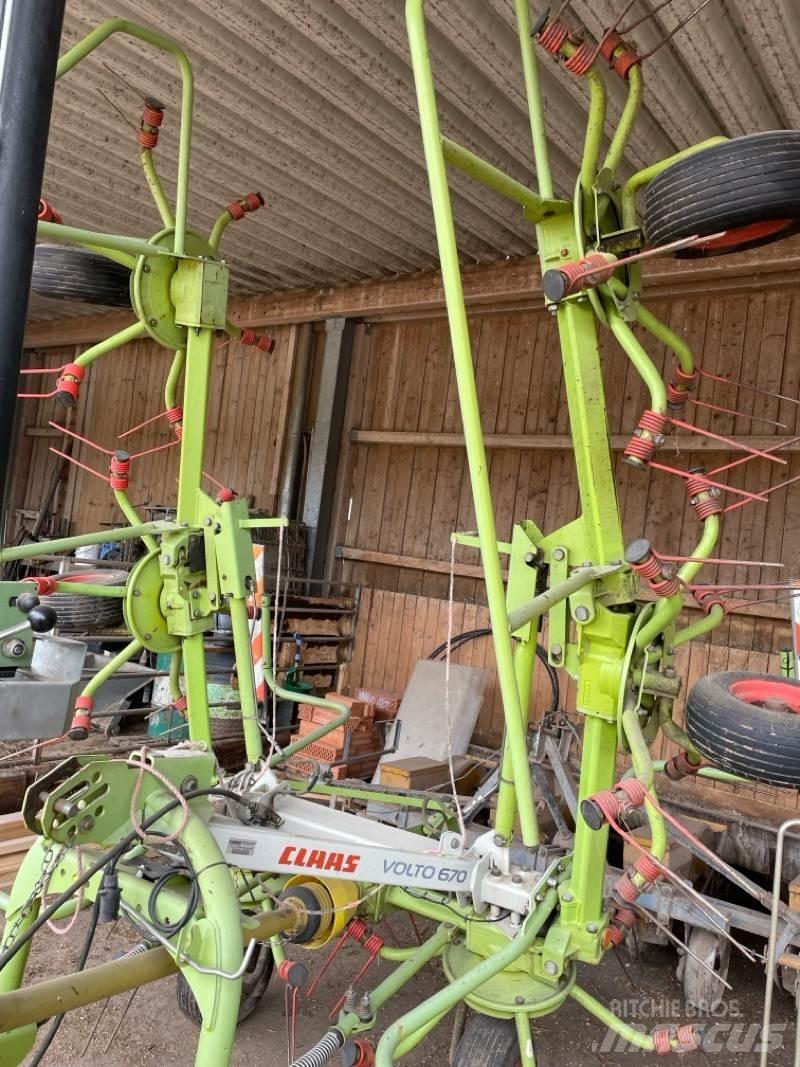 CLAAS Volto 670 耙與翻草機
