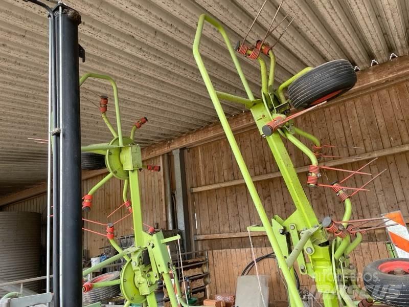 CLAAS Volto 670 耙與翻草機