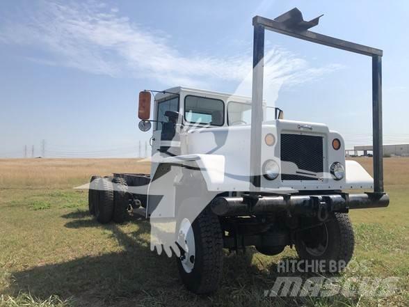 Diamond T M13 商用底盤車