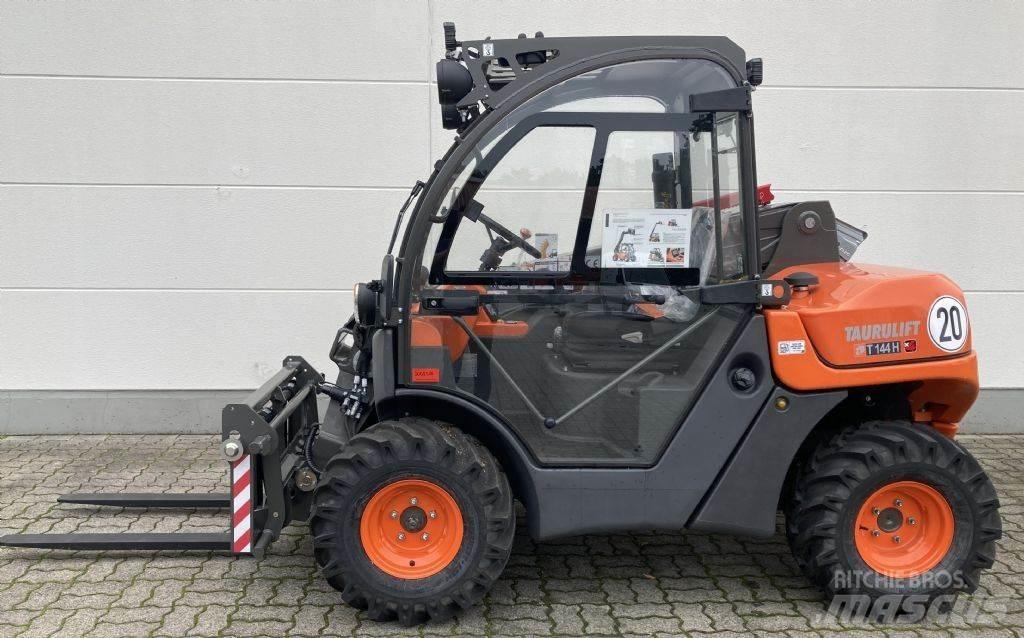 Ausa T 144 H X4 伸縮臂操作車