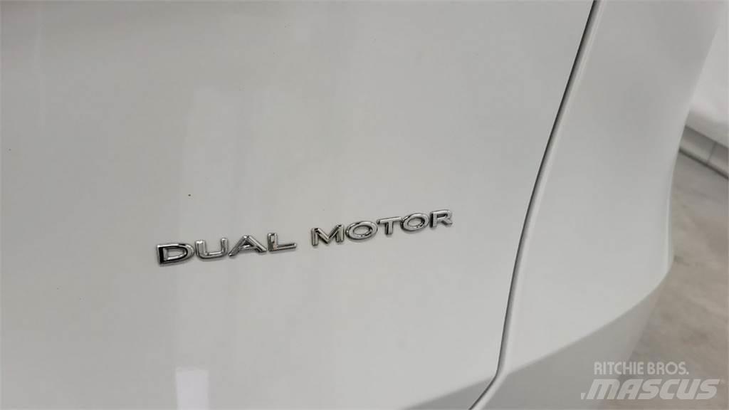 Tesla Y 汽車