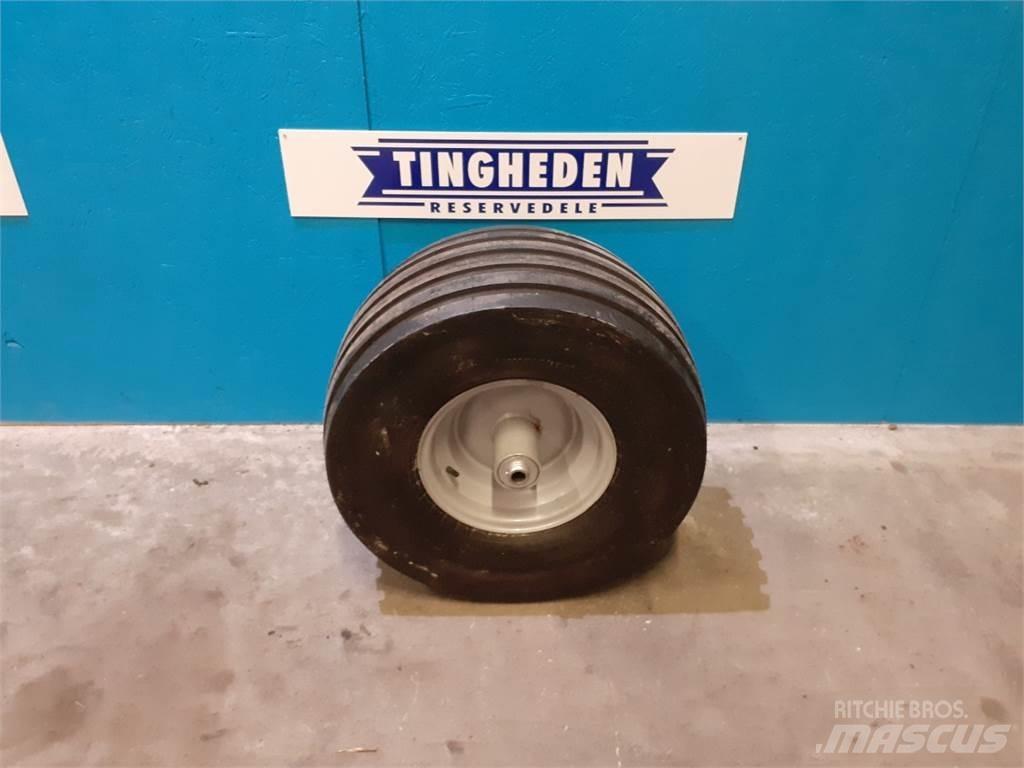  12 300/65-12 輪胎、車輪和輪圈