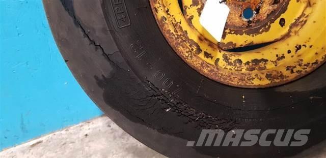  12 7.00-12 輪胎、車輪和輪圈